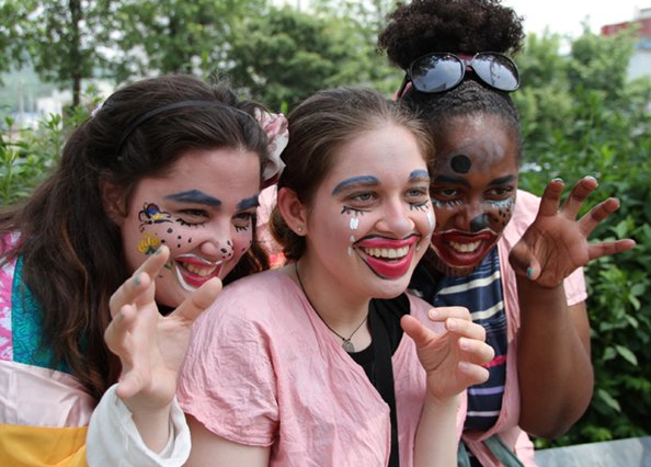 음성 품바축제에 참석한 왹국인들이 품바 화장을 하고 즐기고 있다. 음성군 제공