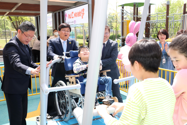 세종시교육청은 19일 세종누리학교 놀이터에 휠체어 그네 설치 기념행사를 개최했다. 사진=세종시교육청 제공