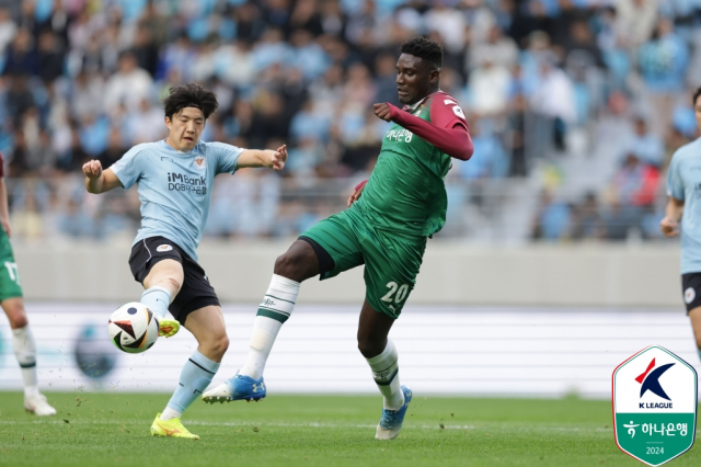 대전하나시티즌 소속 음라파(오른쪽)가 21일 2024K리그1 8라운드에서 대구 FC와의 경기에서 볼경합을 다투고 있다. 대전하나시티즌 제공