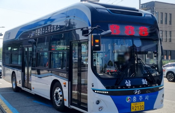 충주시 수소연료전기차(수소버스) 운행 모습.