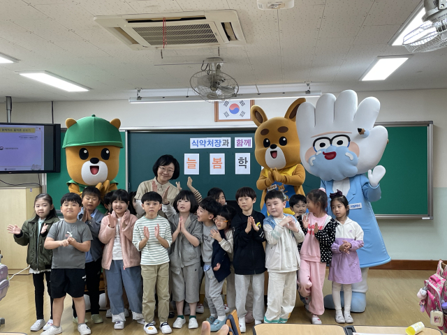 오유경 식품의약품안전처장이 22일 대전용전초등학교 1학년 학생들에게 교육기부를 진행했다. 대전시교육청 제공