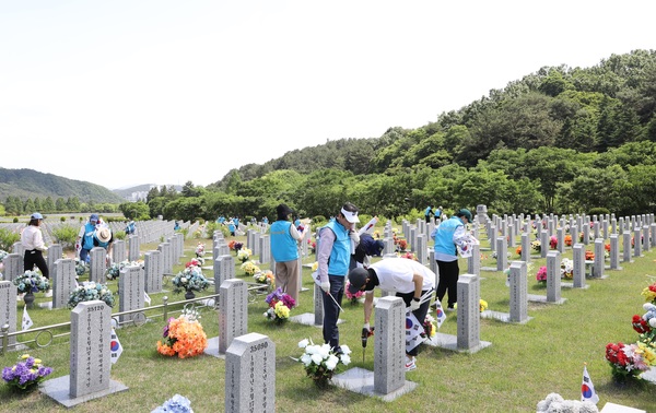 ▲ 대전도시공사가 현충원에서 태극기꽂기 봉사활동을 진행하고 있다. 대전도시공사 제공