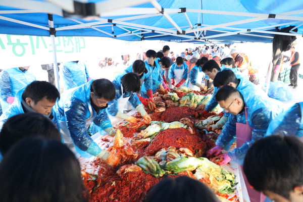 ▲ 대전도시공사가 따뜻한 겨울나기 김장대봉사 활동 하고 있다. 대전도시공사 제공