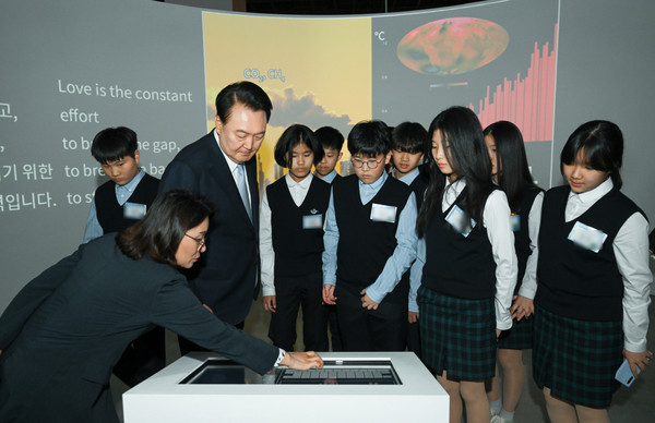 윤석열 대통령이 22일 경기도 과천시 국립과천과학관 열린 2024 과학기술·정보통신의 날 기념식 뒤 과학관 특별전시  전을 찾아 과천 문원중학교 과학반 학생들의 우주 통신 체험 모습을 참관하고 있다. 2024.4.22 [대통령실 제공. 재판매 및 DB 금지]