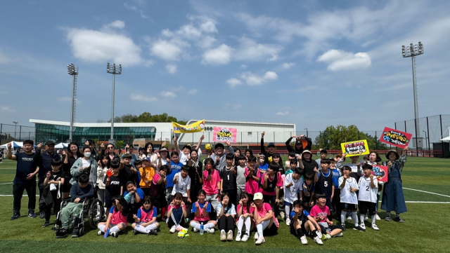 23일 진천종합스포츠타운 축구장 및 풋살장에서 열린 23회 교육감기 겸 19회 설암 김천호배 진천군 동아리 축구대회 남초 4~5학년부, 여초 4~5학년부에서 우승을 차지한 문상초등학교 학생들. 진천교육지원청 제공