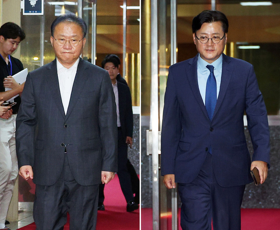 국민의힘 윤재옥 원내대표 겸 당 대표 권한대행(왼쪽 사진)과 더불어민주당 홍익표 원내대표가 23일 국회의장 주재 여야 원내대표 회동을 위해 의장실로 향하고 있다. 2024.4.23 사진=연합뉴스. 