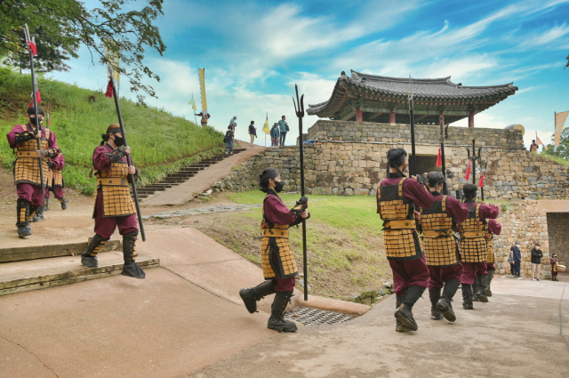 공주시의 대표적인 상설 문화관광 프로그램인 웅진성 수문병 근무교대식이 오는 27일부터 재개된다.