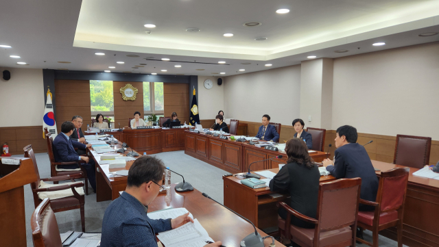 천안시의회 복지문화위원회가 24일 천안시의 ‘2024년 제1회 추가경정예산안’을 예비 심사하고 있다. 사진=이재범 기자.
