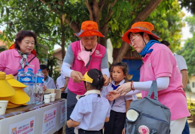 제천시종합자원봉사센터 모범자원봉사자들이 라오스 해외 봉사를 펼쳤다. 제천시 제공