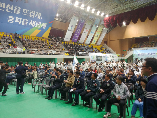 25일 진천군 화랑관에서 열린 18회 충북 장애인도민체육대회 개막식장에 진천군 선수단이 입장하고 있다. 이용민 기자