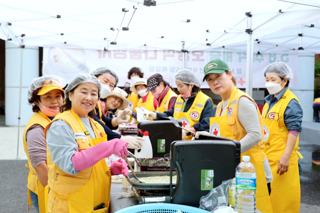 대한적십자사봉사회 중구지구협의회는 25일 대전세종지사에서 세계적십자의 날을 기념하여 취약계층 지원을 위한 보양식 나눔 봉사활동을 전개했다. 대한적십자사봉사회 제공