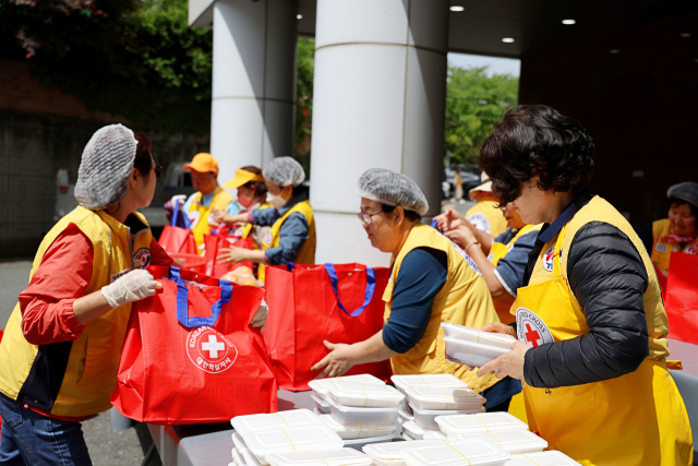 대한적십자사봉사회 중구지구협의회는 25일 대전세종지사에서 세계적십자의 날을 기념하여 취약계층 지원을 위한 보양식 나눔 봉사활동을 전개했다. 대한적십자사봉사회 제공
