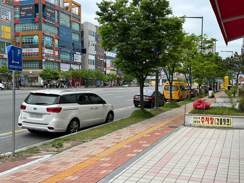 23일 대전 서구 도안동 일대 자전거전용도로는 불법 주정차 차량들로 가득차 있다. 사진=함성곤 기자