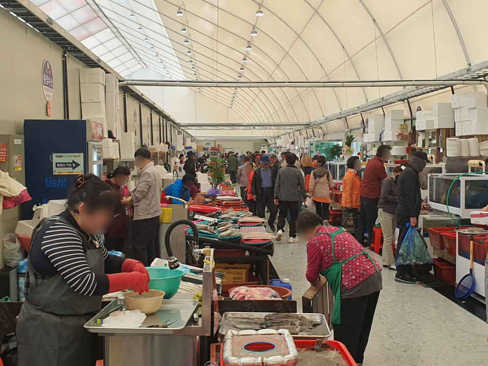 지난 1월 화마로 폐허가 됐던 서천특화시장이 25일 임시시장 재개장을 하면서 손님들로 북적이고 있다. 사진=권혁조 기자.