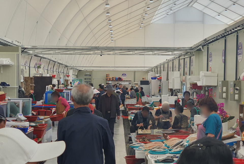 지난 1월 화마로 폐허가 됐던 서천특화시장이 25일 임시시장 재개장을 하면서 손님들로 북적이고 있다. 사진=권혁조 기자.