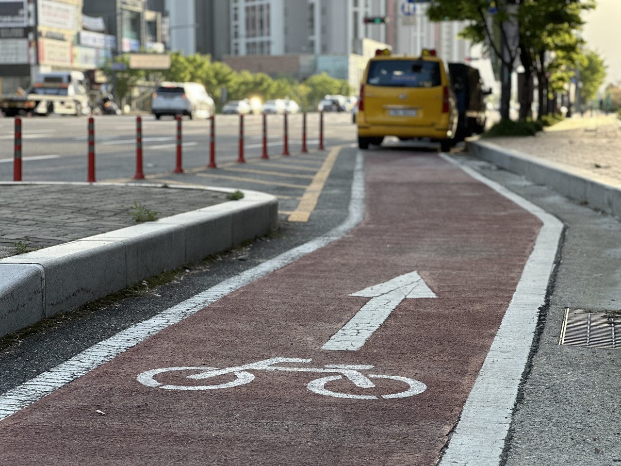 23일 대전 서구 도안동 일대에 위치한 자전거전용도로에 차량이 도로를 막고 주차를 한 모습. 사진=함성곤 기자.