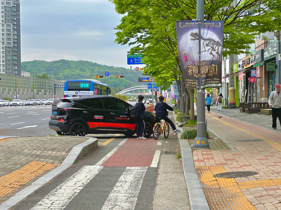 23일 대전 서구 도안동 인근 자전거전용도로를 이용하던 학생들이 불법 주차에 가로막혀 이동에 난항을 겪고 있다. 사진=함성곤 기자