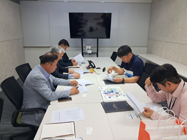 보령시 지역경제과장과 기업유치,산업단지 팀장이 지난 17일 서울 모 기업을 방문해 웅천산업단지 유치를 위한 지원 시책을 설명하고 있다. 보령시 제공