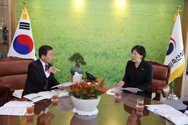 송미령(우측) 장관에게 현안사업을 건의하는 김문근 단양군수. 단양군 제공