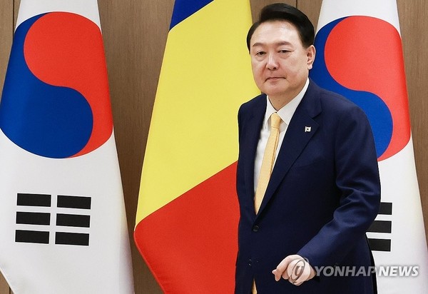 윤석열 대통령이 지난 23일 서울 용산 대통령실에서 열린 한·루마니아 확대 정상회담에서 클라우스 베르네르 요하니스 대통령과 인사 뒤 자리로 향하고 있다.연합뉴스 제공.