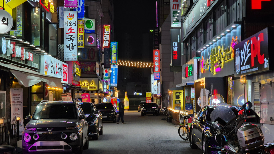 평일 오후 7시 50분 백화점세이 내달 영업종료를 앞둔 오류동 먹자 골목거리에 시민들이 일부 걸어다니는 등 한산한 분위기를 유지했다. 사진=강승구 기자
