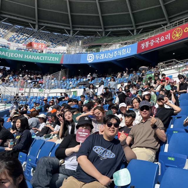 (사)한국B.B.S공주지회 회원들 140명에게 대전월드컵경기장에서 대전하나시티즌 홈경기 관람을 지원했다고 밝혔다.