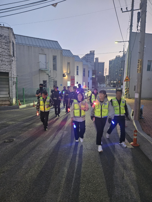 서천경찰서와 자율방범대가 합동으로 야간합동순찰하는 모습.사진=서천경찰서 제공.