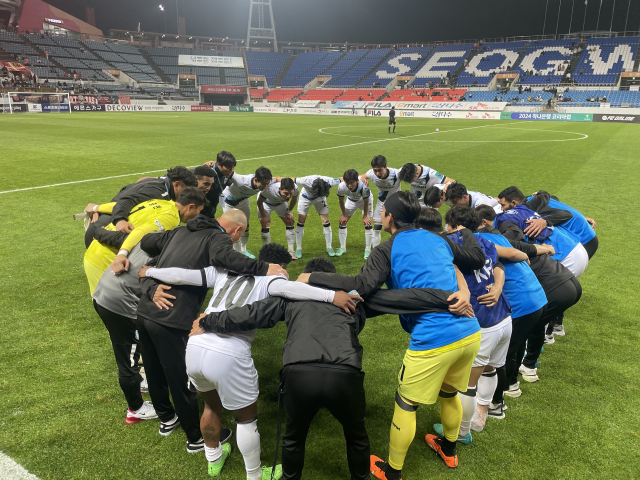 프로 2년차 천안시티FC가 승부차기까지 가는 혈투 끝에 1부 리그 팀인 제주유나이티드에게 패하며 코리아컵(옛 FA컵) 도전을 마쳤다. 천안시티FC 선수들과 코칭스태프들이 경기를 앞두고 파이팅을 외치고 있다. 천안시티FC 구단 제공.