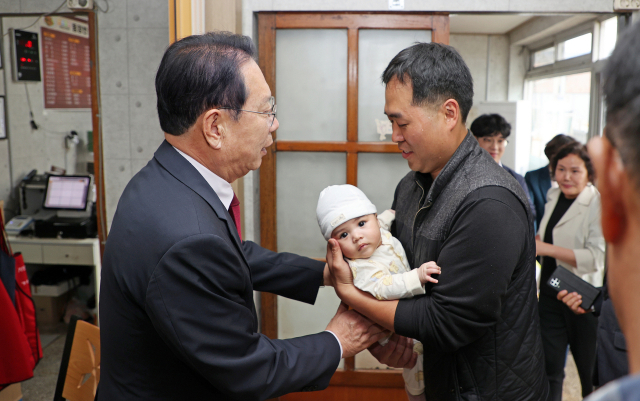 송인헌 괴산군수는 청안면 셋째아 출산가정을 방문해 축하를 전하고 있다. 괴산군 제공