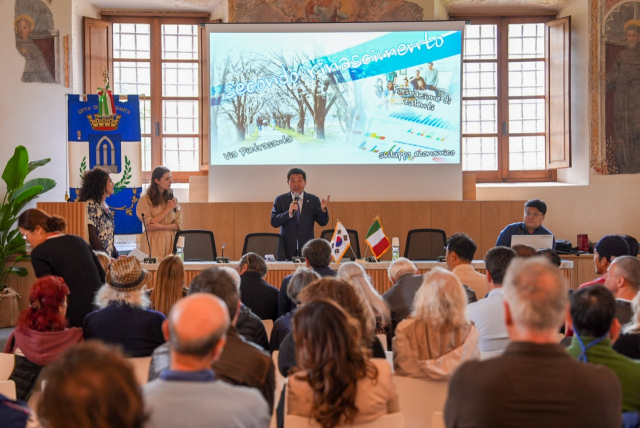 지난달 29일(이탈리아 현지시간) 이탈리아 피에트라산타시에서 열린 우호도시 협약식에서 이재영 증평군수가 증평군을 소개하고 있다. 증평군 제공