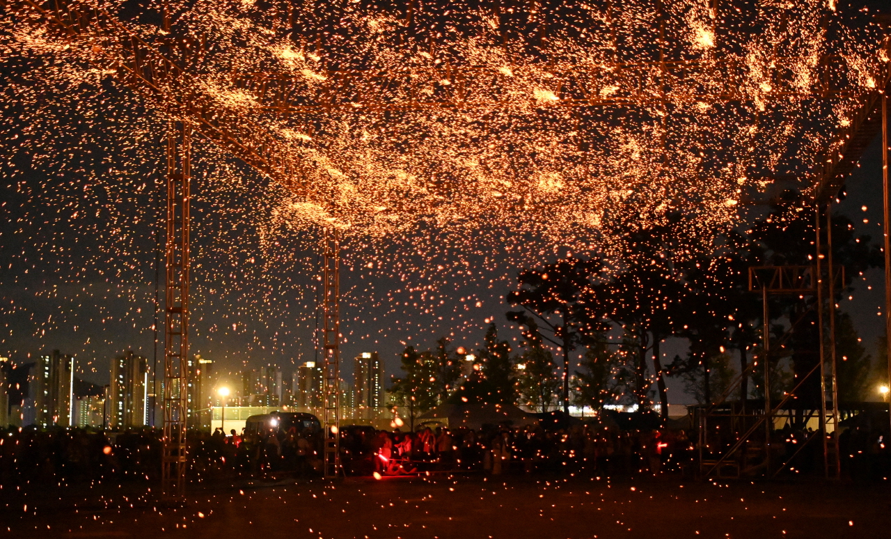 지난 20일 세종시 세종중앙공원 도시축제마당에서 열린 2023 세종시 낙화축제에서 시민들이 떨어지는 불꽃을 관람하고 있다.낙화놀이는 뽕나무나 소나무 껍질을 태워 만든 숯가루를 한지주머니에 채워 줄에 매달아 불을 붙이면 불꽃이 사방으로 떨어지는데 이모습이 마치 불꽃이 떨어져 날아가는것 같아 낙화놀이라 불린다. 이경찬 기자 chan8536@cctoday.co.kr