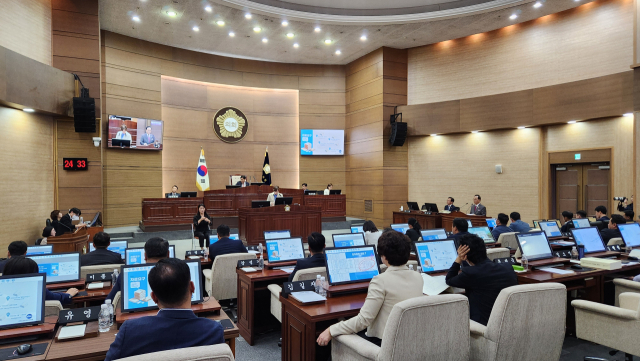 천안시의회 정선희(더불어민주당·차선거구) 의원이 2일 오후 진행된 ‘제268회 임시회 제4차 본회의’ 시정질문에서 “시민의 세금으로 운영되는 천안시민프로축구단이 조직, 인력, 예산 등 모든 부분에서 다양한 문제점이 드러나고 있다”고 주장했다. 사진=이재범 기자.