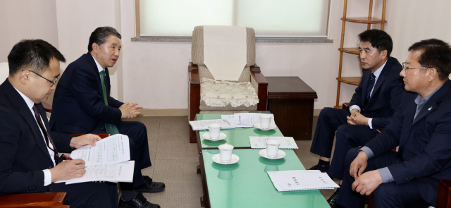 최재형 보은군수와 남성현 산림청장이 보은군 속리산 산림자원 활용 공공시설 유치에 대한 면담을 하고있다.(사진/보은군 제공)