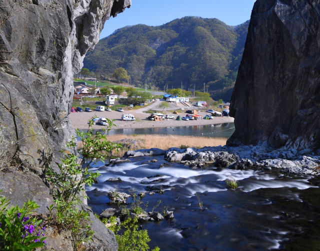 충주 수주팔봉 출렁다리밑에서 캠핑장을 바라본 전경.사진=충주시
