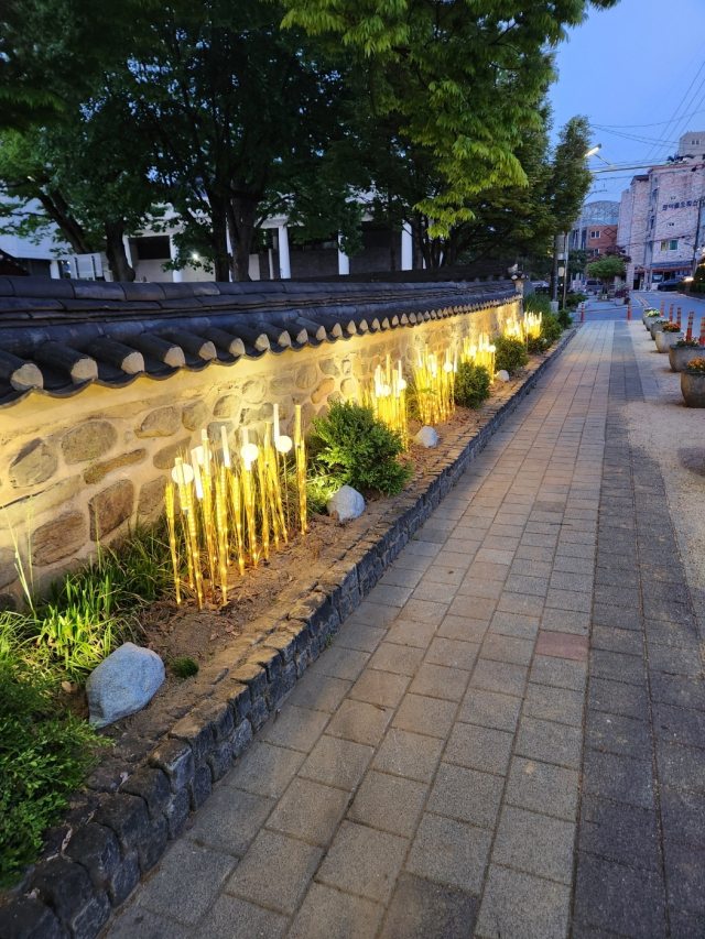 충주시 관아공원 담장에 조성한 담빛길 조명 모습.사진=충주시