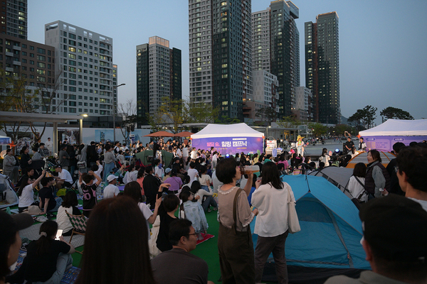 ▲ 세종시 도시상징광장 ‘빌딩 숲, 힐링 캠프닉’ 행사 모습. 세종시 제공