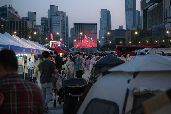 ▲ 세종시 도시상징광장 ‘빌딩 숲, 힐링 캠프닉’ 행사 모습. 세종시 제공
