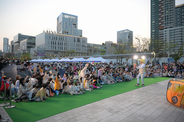 ▲ 세종시 도시상징광장 ‘빌딩 숲, 힐링 캠프닉’ 행사 모습. 세종시 제공