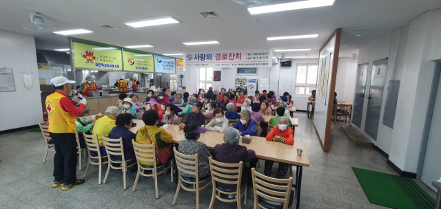 대한적십자봉사회 충주지구협의회는 8일 어버이날을 맞아 경로잔치 열어 따뜻한 음식과 정을 나눴다.사진=충주시