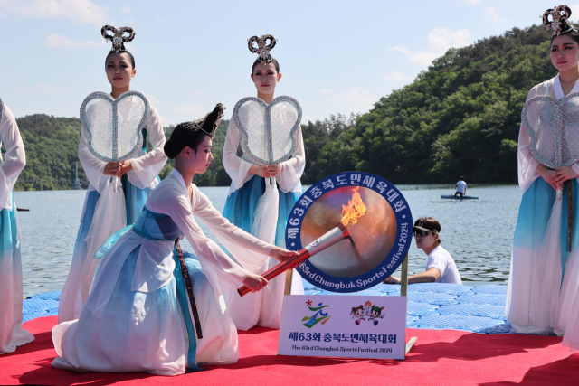 63회 충북도민체육대회 성화가 8일 초평호에서 수상채화됐다. 개최지 진천군은 충북도 최대 역점 사업인 레이크파크 르네상스 사업의 상징성을 부각하기 위해 역대 최초로 수상 채화 방식을 적용했다. 진천군 제공