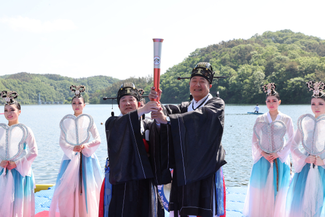63회 충북도민체육대회 성화가 8일 초평호에서 수상채화됐다. 개최지 진천군은 충북도 최대 역점 사업인 레이크파크 르네상스 사업의 상징성을 부각하기 위해 역대 최초로 수상 채화 방식을 적용했다. 진천군 제공