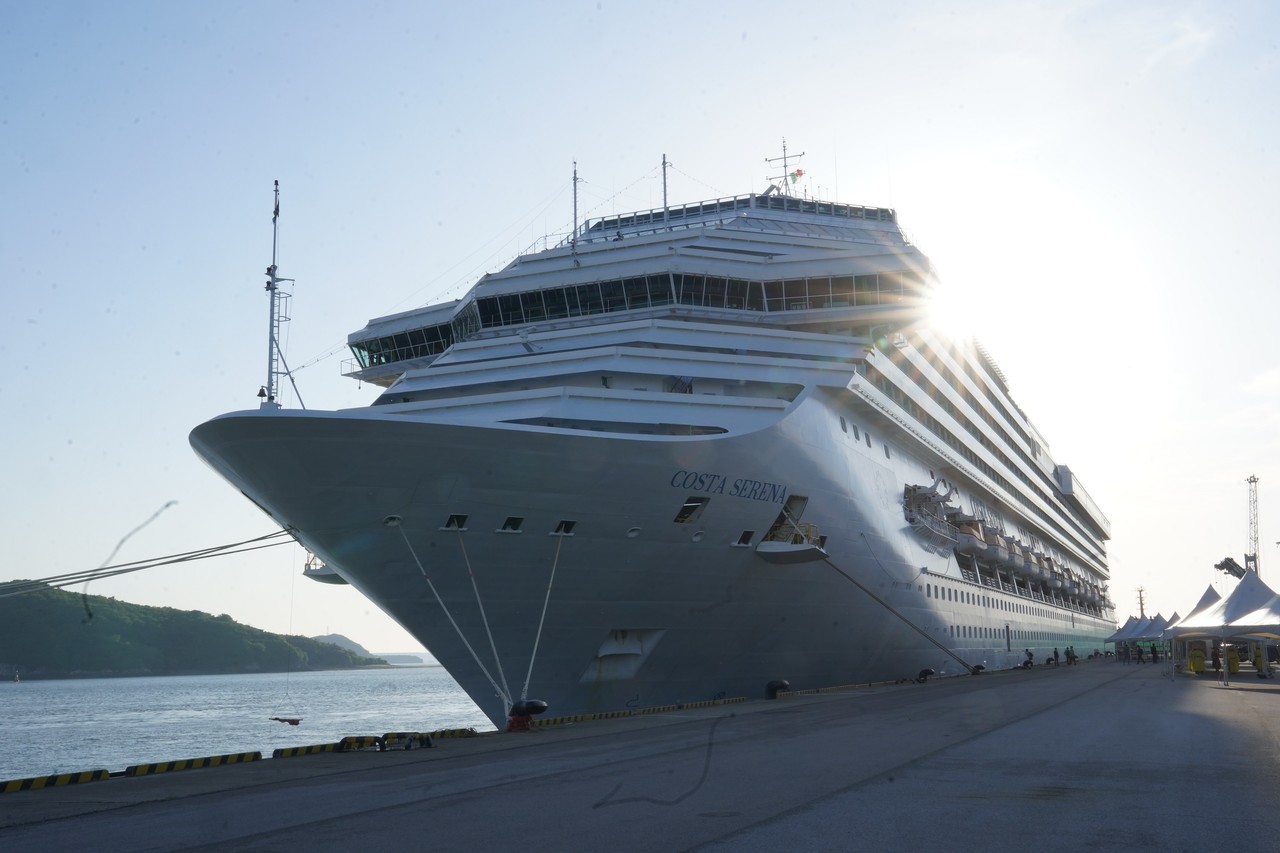 충청권 첫 국제크루즈선인 ‘코스타세레나호'가 8일 서산 대산항에서 출항식을 열고 서해의 새로운 바닷길을 열며 출항했다.