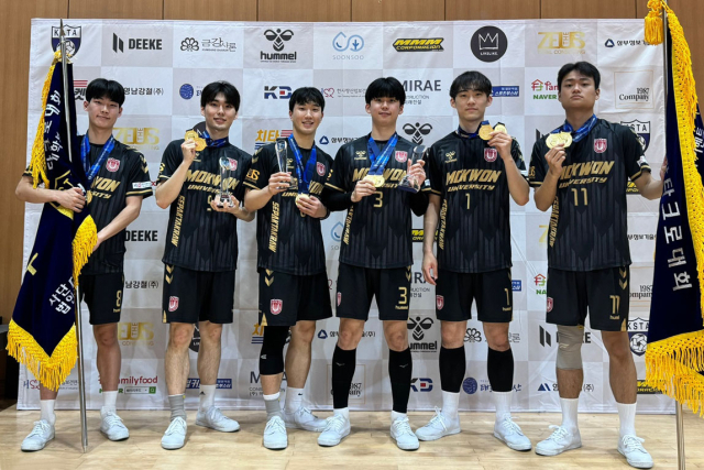 목원대학교 세팍타크로부 선수들이 경남 고성군 고성국민체육센터에서 열린 ‘제35회 회장기 세팍타크로대회’ 경기장에서 금메달을 목에 걸고 기념촬영을 하고 있다. 목원대 제공