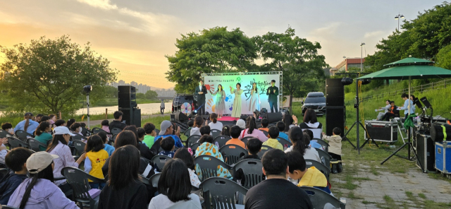 사단법인 대전소상공자영업연합회는 12일 오후 대전 서구 정림동 수변공원에서 ‘제3회 어린이날 기념 불꽃축제 밤하늘에 꿈을 쏘다’를 개최했다. 사진 대전소상공자영업연합회 제공