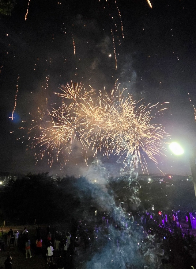 사단법인 대전소상공자영업연합회는 12일 오후 대전 서구 정림동 수변공원에서 ‘제3회 어린이날 기념 불꽃축제 밤하늘에 꿈을 쏘다’를 개최했다. 사진 대전소상공자영업연합회 제공