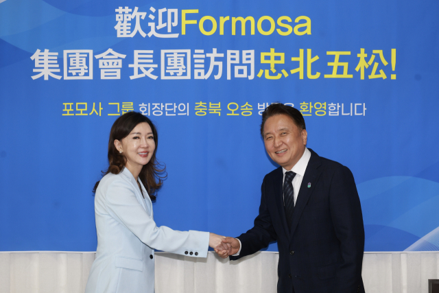 샌디 왕 포모사그룹 상무위원 겸 포모사 바이오 회장 등 포모사그룹 최고경영진이 지난 14일 충북 오송 바이오 클러스터를 방문해 충북도와 첨단바이오 협력 방안을 논의한 가운데 왕 회장과 김영환 지사가 인사를 나누고 있다. 충북도 제공