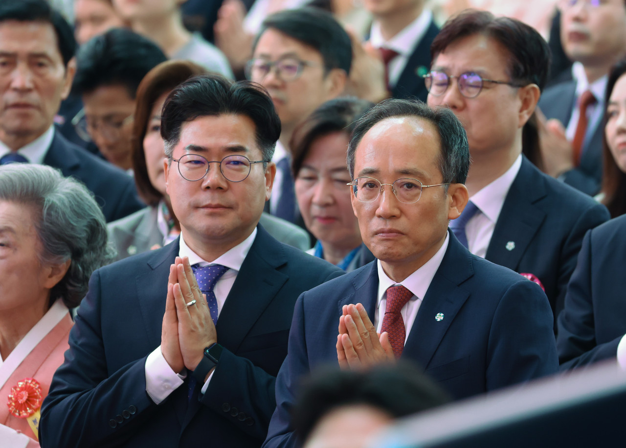 국민의힘 추경호 원내대표(오른쪽)와 더불어민주당 박찬대 원내대표가 15일 서울 종로구 조계사에서 열린 불기 2568년 부처님오신날 봉축법요식에 참석해 합장하고 있다. 2024.5.15 사진=연합뉴스. 