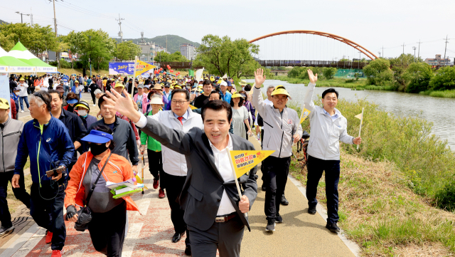 지난 17일 김동일 보령시장을 비롯한 시민 1천여명이 참석한 가운데 대천천변 일원에서‘2024 함께, 걸어보령’행사가 펼쳐졌다. 보령시 제공