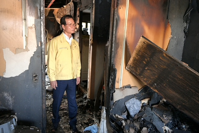 음성 삼성면 6남매 다둥이 가족이 살고있는 가옥에서 화재가 발생했다, 조병옥 음성군수가 화재 현장을 둘러보고 있다. 음성군 제공