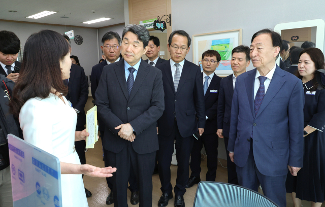 대전시교육청은 이주호 부총리 겸 교육부장관이 에듀힐링센터에 방문해 교권 보호 대책에 대한 현장의 소리와 교육주체 간 상호 존중 문화 조성을 위한 의견을 청취하는 시간을 가졌다고 17일 밝혔다. 대전시교육청 제공